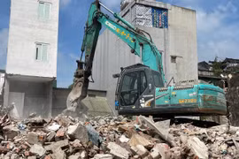 Người dân đường Khương Đình 'khổ sở' sống chung bụi từ công trường