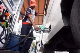 [VIDEO] Giá diesel giảm mạnh 1.920 đồng/lít, xăng tăng nhẹ từ 16/4