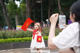 Hà Nội trong kỳ nghỉ 2/9: Phố yên bình, công viên tấp nập người dân