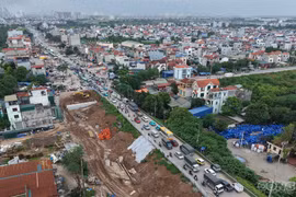 Quốc lộ 6 ùn tắc kéo dài, người dân chật vật di chuyển qua đại công trường