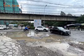 Mặt đường chi chít hố sâu trên tuyến cửa ngõ phía Bắc Hà Nội