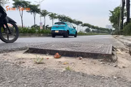 Hàng loạt nắp cống nhô cao thành ‘bẫy’ người đi đường trên phố Phạm Tu