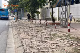 Cận cảnh vỉa hè nham nhở trên đường 70, lối đi bộ bị chia cắt từng đoạn