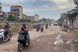 Đại công trường kênh La Khê 'tung bụi' mù mịt, nhà dân phủ lớp bụi xám