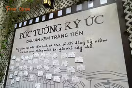 [GALLERY] Du khách tìm đến Kem Tràng Tiền trước ngày dừng bán ở địa điểm cũ