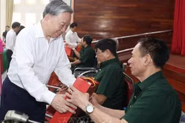 Tổng Bí thư, Chủ tịch nước ký quyết định tặng quà cho hơn 1,5 triệu người có công