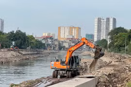 Loạt máy xúc phủ kín sông Kim Ngưu, dự án gần 700 tỷ tăng tốc về đích