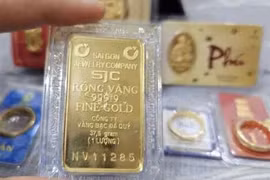 [SPOTLIGHT] Giá vàng lao dốc do áp lực lãi suất và USD tăng