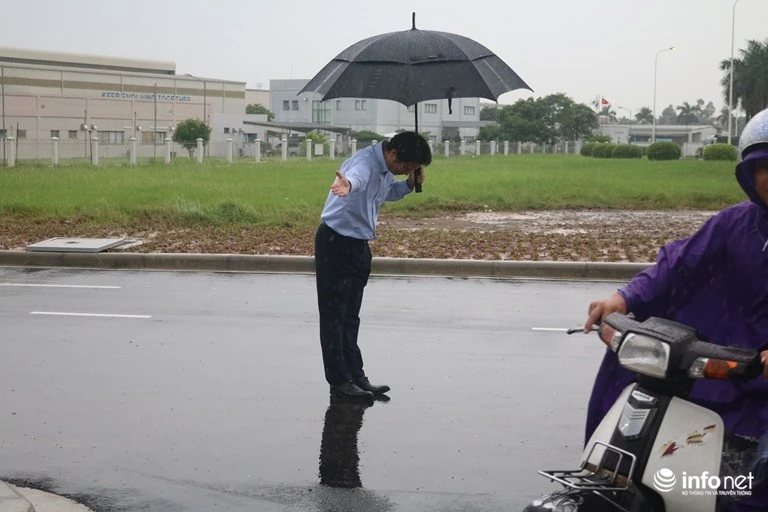 Chủ cây xăng Nhật đội mưa nhiều giờ cúi gập người chào khách