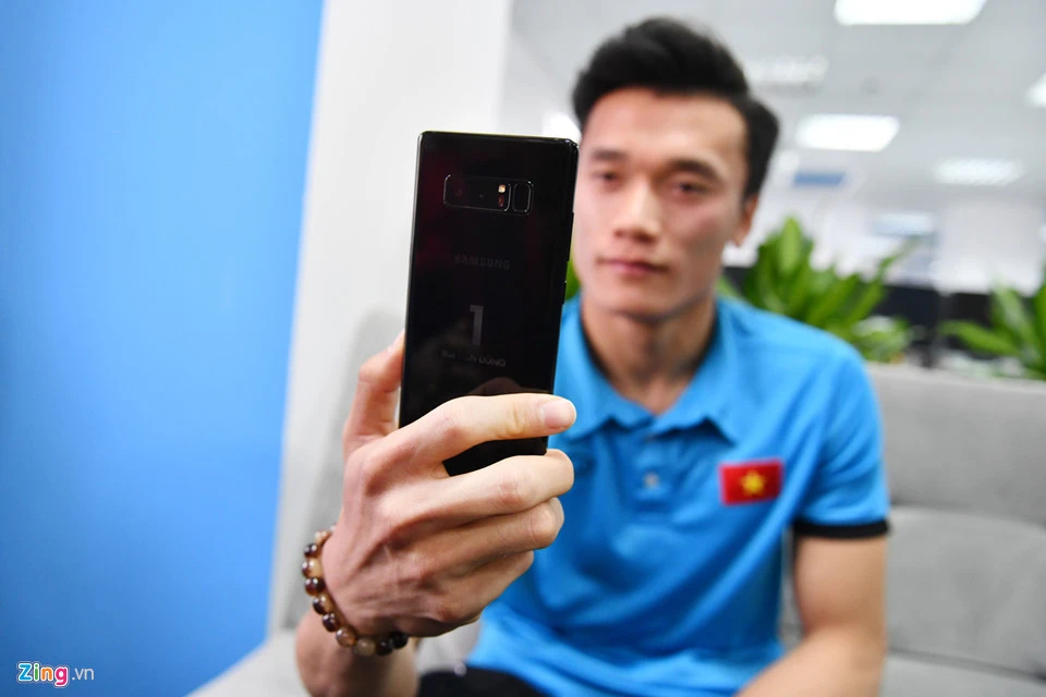 Bùi Tiến Dũng selfie bằng Note 8 hàng độc khắc tên mình
