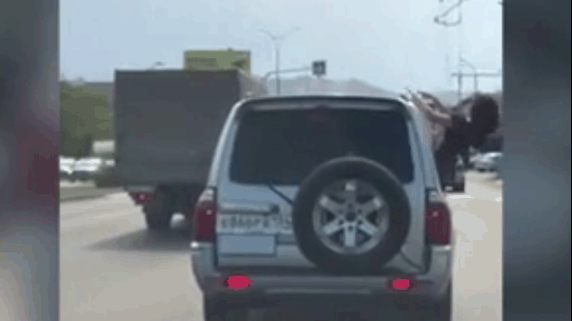 Trước, netizen từng chứng kiến không ít cảnh thót tim trên đường. Điển hình như 1 cô gái ngồi trên cánh cửa ô tô uốn éo và bất ngờ ngã xuống đường.
