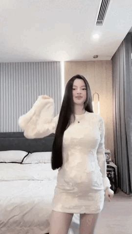 Chiều 7/5, nàng WAG Chu Thanh Huyền - vợ cầu thủ Nguyễn Quang Hải - gây chú ý khi chia sẻ video nhảy trong phòng ngủ. Cô nàng thả tóc khoe mái tóc dài mượt mà, diện váy ôm sát khoe đừờng cong cơ thể nuột nà.