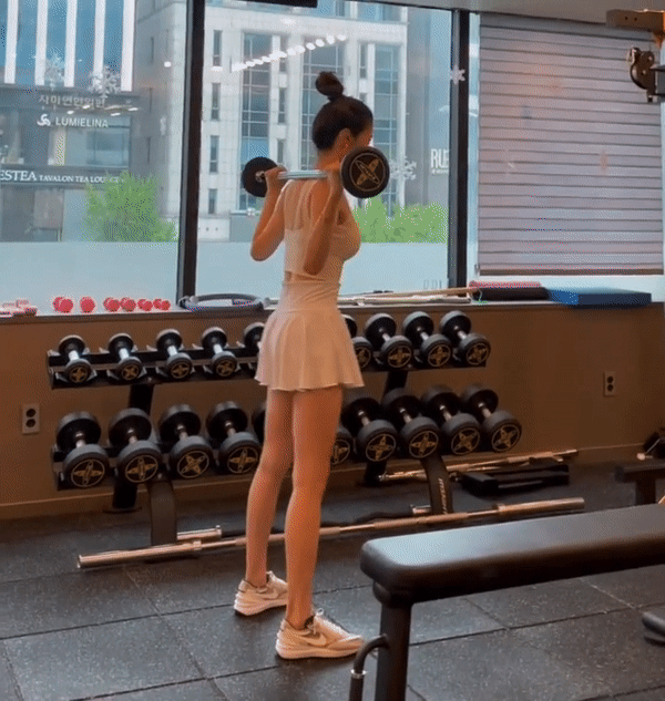 Cách đây một thời gian, Yoo Jin có đăng tải video mặc váy xếp ly tập gym thu hút nhiều sự chú ý. Kiểu váy này thường gắn liền với phong cách nữ sinh.