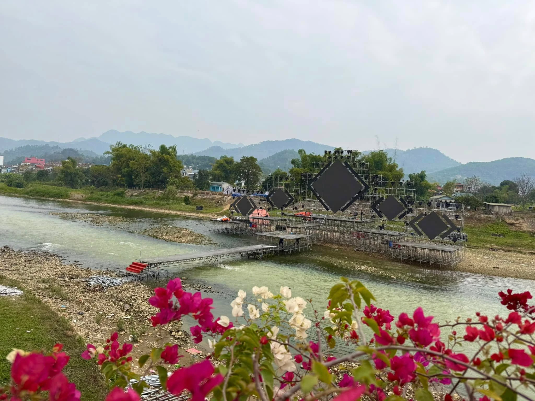 Độc lạ sân khấu countdown Cao Bằng dựng giữa suối gây tranh luận
