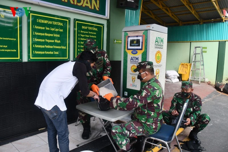 Cận cảnh các “ATM gạo của người chỉ huy” hỗ trợ COVID-19 ở Indonesia