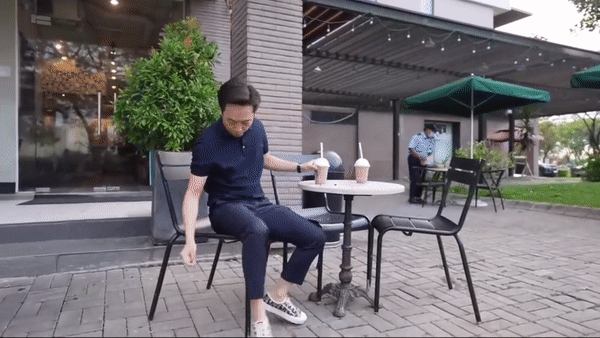 Vô tình mẩu giấy nhỏ xíu bay ra khỏi tay, đại gia chơi xe khét tiếng không hề ngó lơ mà cẩn thận nhặt lên và đem bỏ vào thùng rác. Hành động nhỏ xíu cho thấy sự cẩn thận và ý thức bảo vệ môi trường của Cường Đô La. Ảnh chụp màn hình