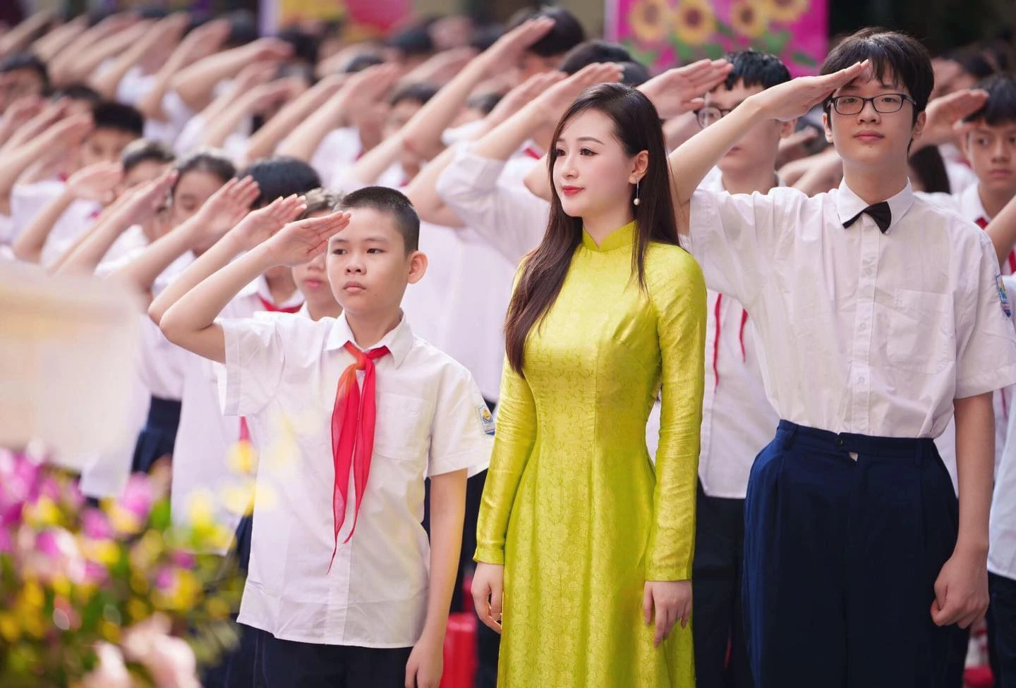 Netizen đua nhau truy tìm cô giáo gây đốn tim trong lễ khai giảng