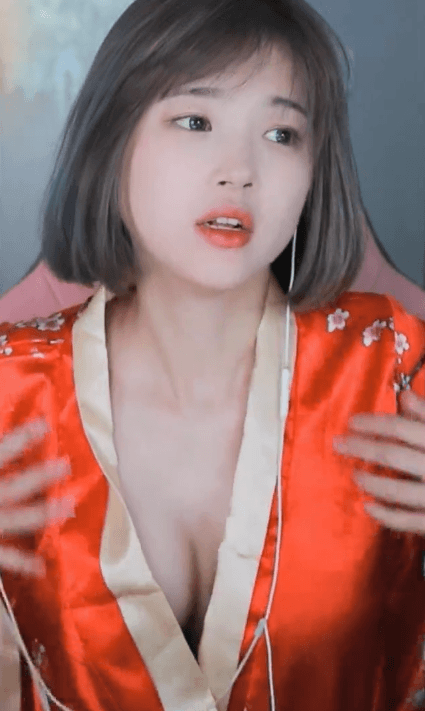 Chưa kể trong suốt phiên livestream, cô nàng hot girl này còn gần như chẳng bao giờ chịu để cho bộ quần áo của mình được để yên.