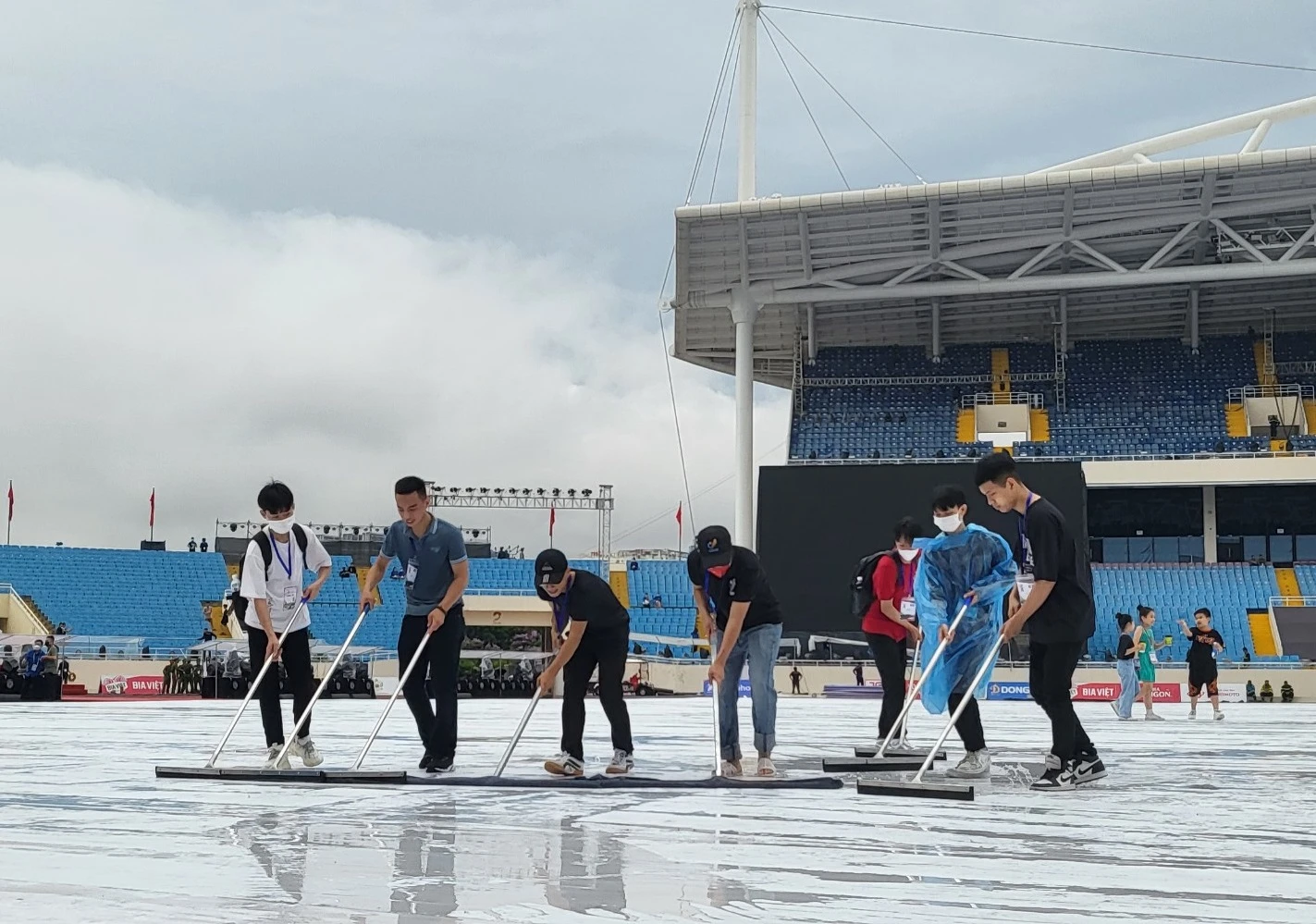 Trước giờ G Lễ khai mạc SEA Games 31: Hàng trăm TNV dọn sân khấu