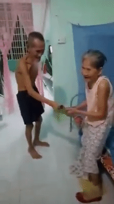 Chứng kiến những hình ảnh tình cảm của "ông bà anh", đa phần các dân mạng đều bày tỏ sự xúc động và ngưỡng mộ trước tình yêu chân thành. Giá trị món quà tuy không lớn nhưng nó chứa đựng muôn vàn thông điệp ý nghĩa.