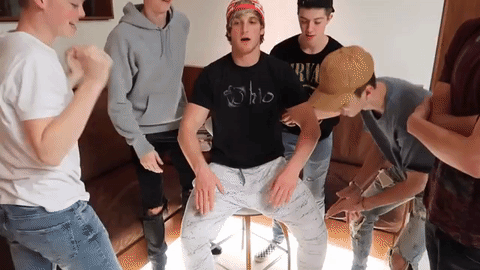 Finger Lift Challenge được khởi xướng bởi Logan Paul - Youtuber hiện đang dính phải nhiều vụ lùm xùm đằng sau các clip gây tranh cãi của mình. Với thử thách này, 4 người bạn của Logan phải cùng hợp sức lại nâng 1 người khá nặng kí và “đô con” lên - đó chính là Logan.