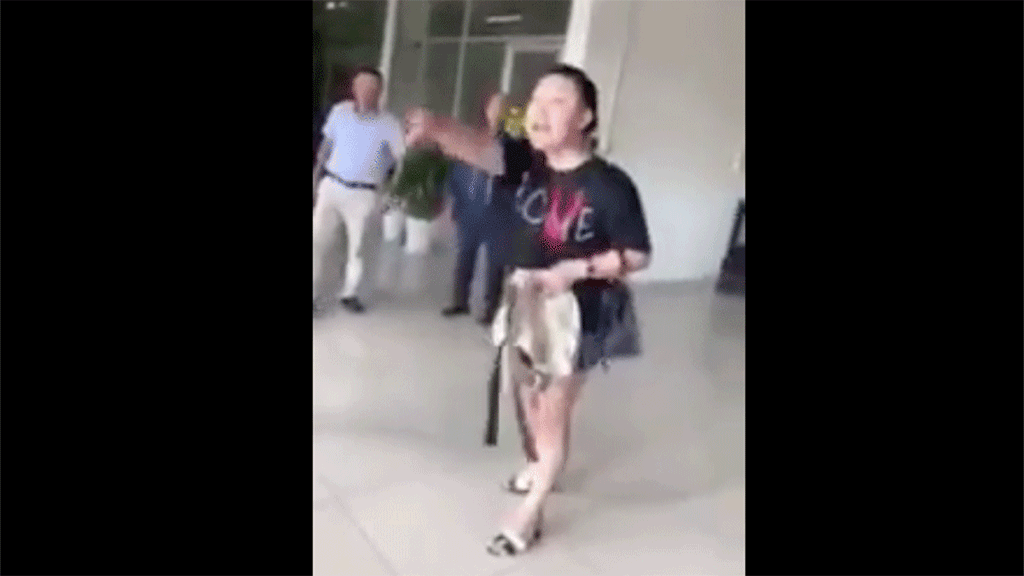 Chưa dừng lại, nữ công an quận Đống Đa lao vào đánh nhân viên an ninh nhưng la lên bị nhân viên hành hung.
