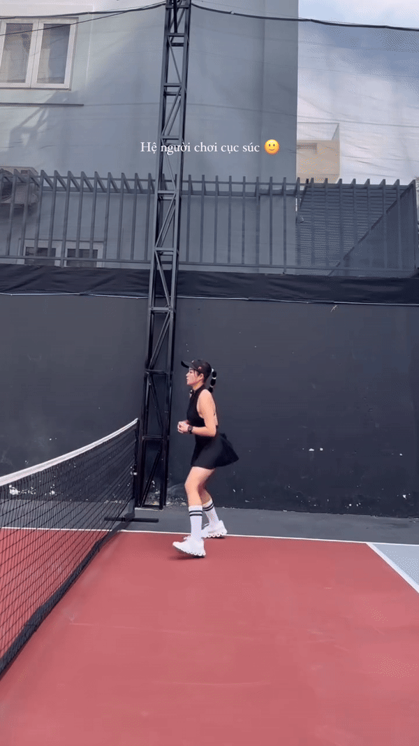Giữa lúc pickleball vướng “bão thị phi”, Thuỷ Top bất ngờ công khai hình ảnh gia nhập bộ môn này. Trước đó, cô vốn được biết đến là người đẹp yêu thể thao, tham gia các giải đạp xe