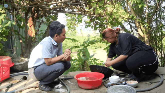 Trang chỉ có khoảng 2-3 chiếc quần để mặc thay đổi. Chị Thúy, mẹ của Trang tâm sự, bản thân muốn mua cho con một chiếc quần mới nhưng đi cả chợ không có. Chị Thúy phải tìm mua những chiếc quần cũ size lớn, sau đó đem về sửa thì con mới mặc được.