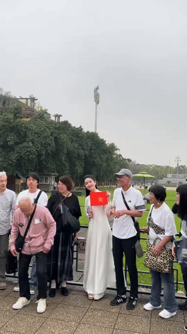Trong tà áo dài trắng tinh khôi, Chu Thanh Huyền toát lên vẻ đẹp thanh thoát và dịu dàng. Bà xã Quang Hải sở hữu nhan sắc ngọt ngào, đậm chất Á Đông với khuôn mặt tròn đầy đặn, đôi mắt to tròn lấp lánh và nụ cười rạng rỡ, tạo cảm giác gần gũi nhưng không kém phần cuốn hút.