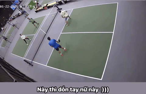 Mới đây, Nguyễn Nụ khoe video chơi pickleball theo cặp. Khi 2 nam thanh niên sân đối diện dồn bóng liên tục, cô nàng vẫn tự tin "cân đẹp" 2 đối thủ, thậm chí còn phất bóng khiến 2 anh chàng không thể chống đỡ.