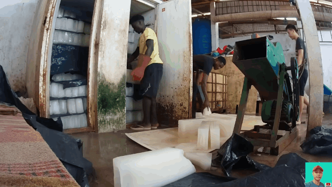 Quang Linh Vlogs gọi nơi này là "lò luyện team châu Phi" với diện tích sinh hoạt chỉ khoảng 10m2 còn lại là khu vực sản xuất đá.
