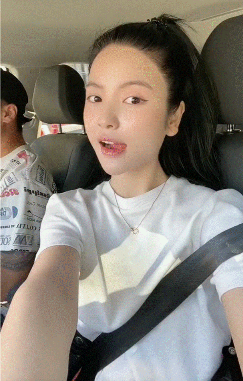 Dòng trạng thái hài hước của Chu Thanh Huyền thu hút sự chú ý của dân mạng. Netizen liền rủ nhau đi "mách" Quang Hải khi vợ nam cầu thủ đội tuyển Việt Nam ngại ngùng vì trai đẹp.