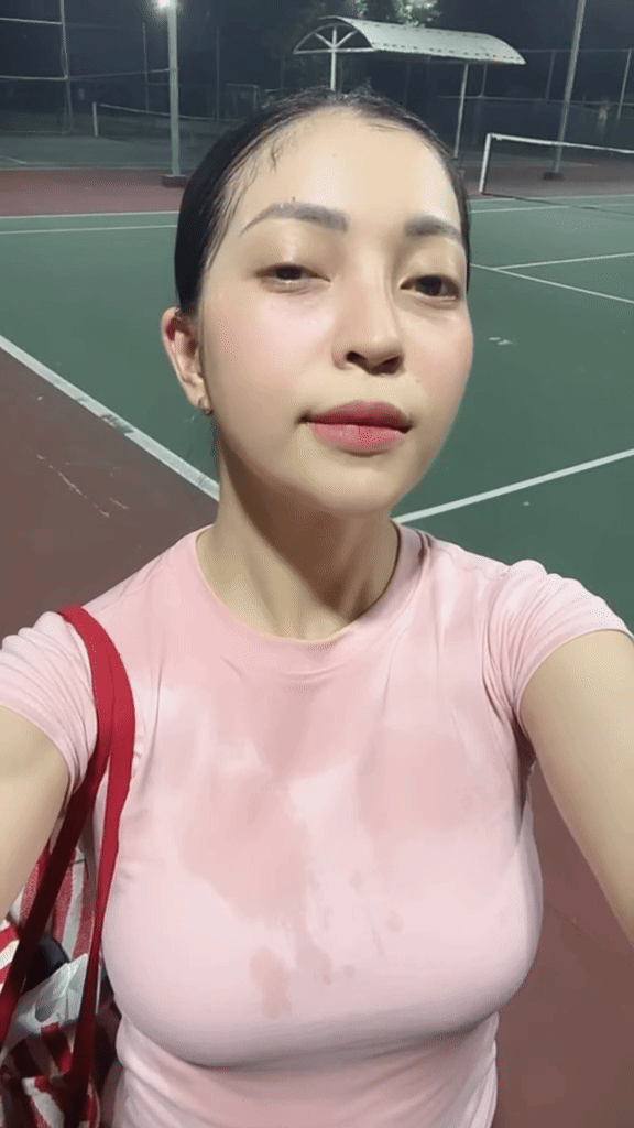 Dù không trả lời nhưng Nhật Lê lại thả tim - hành động này được cho là cách đồng ý với thông tin mà người kia đưa ra.