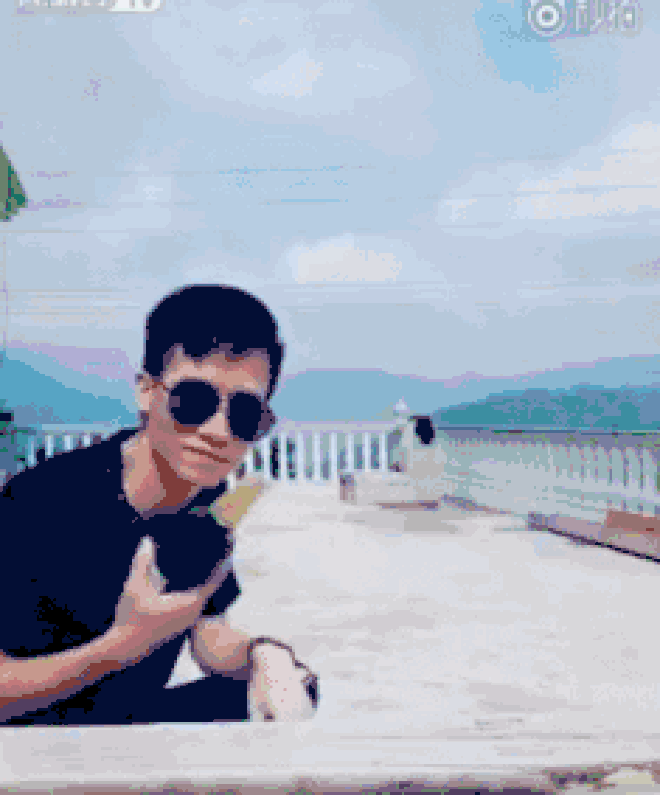Trong clip được cho là của Hắc Diện khi không đeo mặt nạ hay khẩu trang, trông anh chàng khá thư sinh với nước da trắng và cặp kính trí thức.