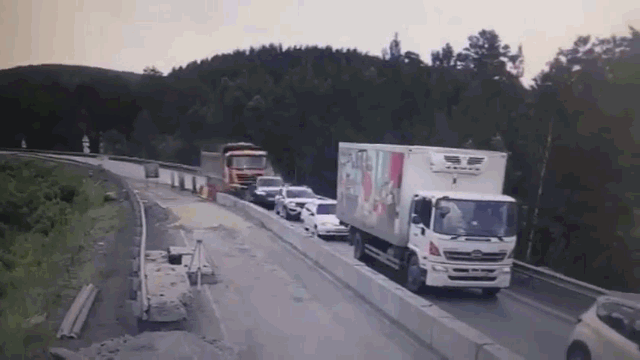 Video: Kinh hoàng xe ben mất lái, tông nát 5 ô tô trên cao tốc