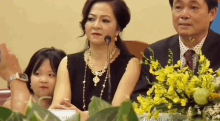 Trước lời của mẹ, cả Natalie và Hằng Hữu đều chạm má vô cùng tự nhiên.