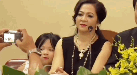 Bà Phương Hằng đã khích lệ hai chị em thơm má nhau thể hiện tình cảm trước đám đông của một buổi tiệc.