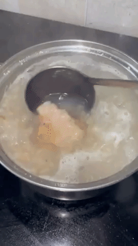 Chưa dừng lại ở đó, mới đây, một người đàn ông còn nghĩ ra cách "giải cứu" bánh chưng rất lạ, đó chính là... nấu cháo.