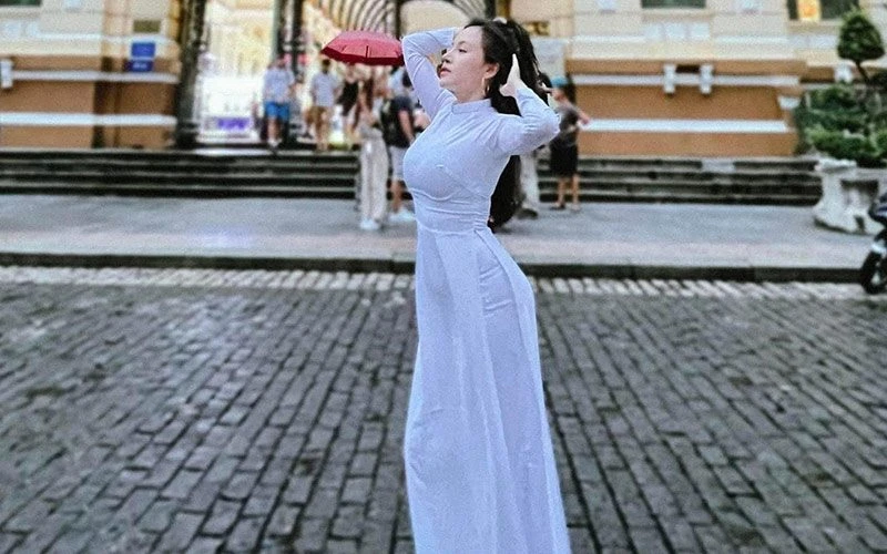 Bà Tưng thả dáng nuột với áo dài nữ sinh, không chút khuyết điểm
