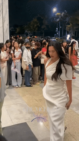 Tuy nhiên, trong số nhiều những bình luận khen Ánh Viên thay đổi tích cực và ngày càng nhuận sắc so với thời còn làm VĐV thi đấu, "kình ngư" người Cần Thơ vẫn phải nhận một vài bình luận kém duyên về dáng đi cũng như vóc dáng cao lớn của một VĐV trong bộ đầm duyên dáng.