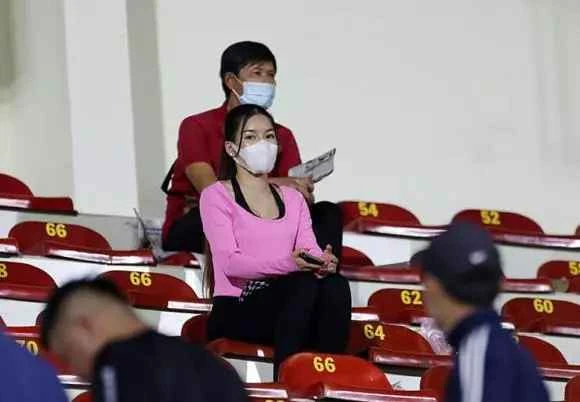 Xuất hiện trên khán đài, bồ Đặng Văn Lâm chiếm sóng tuyệt đối