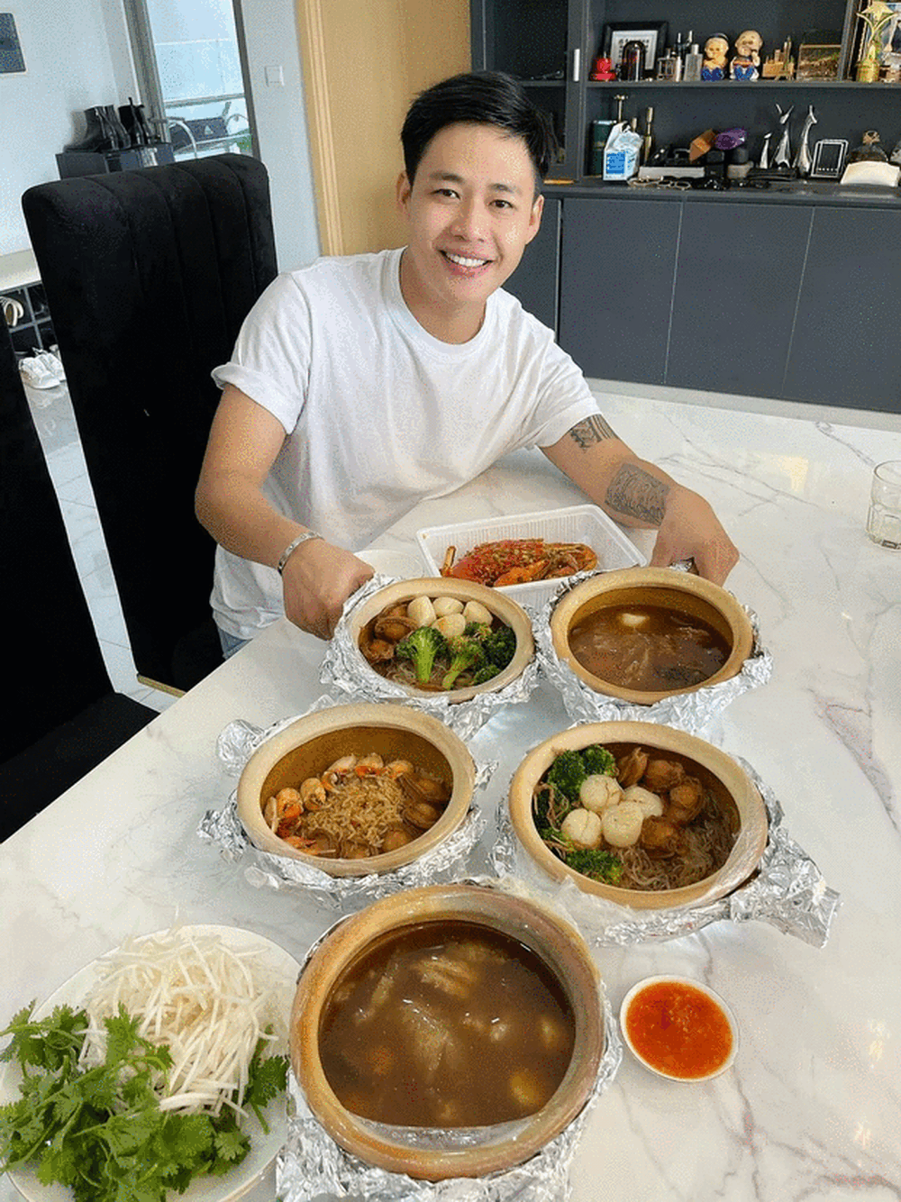 Ngoại hình sáng, nụ cười toả nắng lại sở hữu quán trà sữa, Lê Tấn Lợi được người hâm mộ ưu ái đặt biệt danh là "Hot boy trà sữa" sau khi bước ra khỏi chương trình Thách thức danh hài.