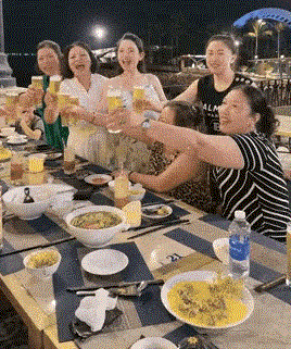 Mới đây, Chu Thanh Huyền đã chia sẻ khoảnh khắc vui vẻ khi đưa bố mẹ chồng và bố mẹ đẻ đi du lịch. Trong bữa tối, bà xã tiền vệ Quang Hải vác bụng bầu, cầm ly bia cụng ly cùng cả gia đình gây chú ý.
