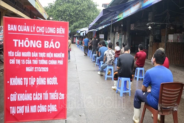 Xét nghiệm nhanh COVID-19 cho người dân tại chợ Long Biên