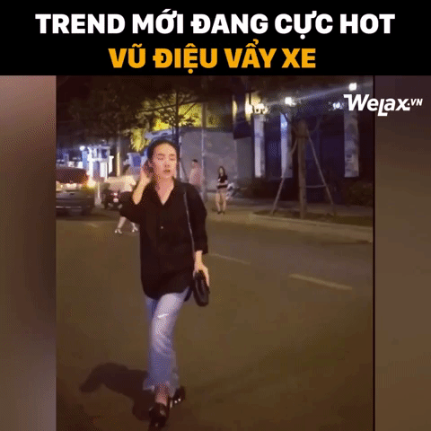 Năm 2017 có thể nói là năm "lên ngôi" của hàng loạt trào lưu thú vị. Tưởng rằng năm 2017 đã sắp khép lại với dấu ấn của rất nhiều những trào lưu ấy thì bất ngờ, vào những ngày cuối cùng của năm lại tiếp tục xuất hiện một trào lưu mới có tên "Vũ điệu vẫy xe" mà đỉnh cao của nó đạt được thông qua clip của hot girl Phương Ly.