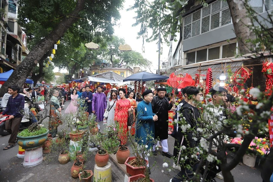 Diện cổ phục dạo chơi Tết, phong vị chuẩn Hà Nội phố