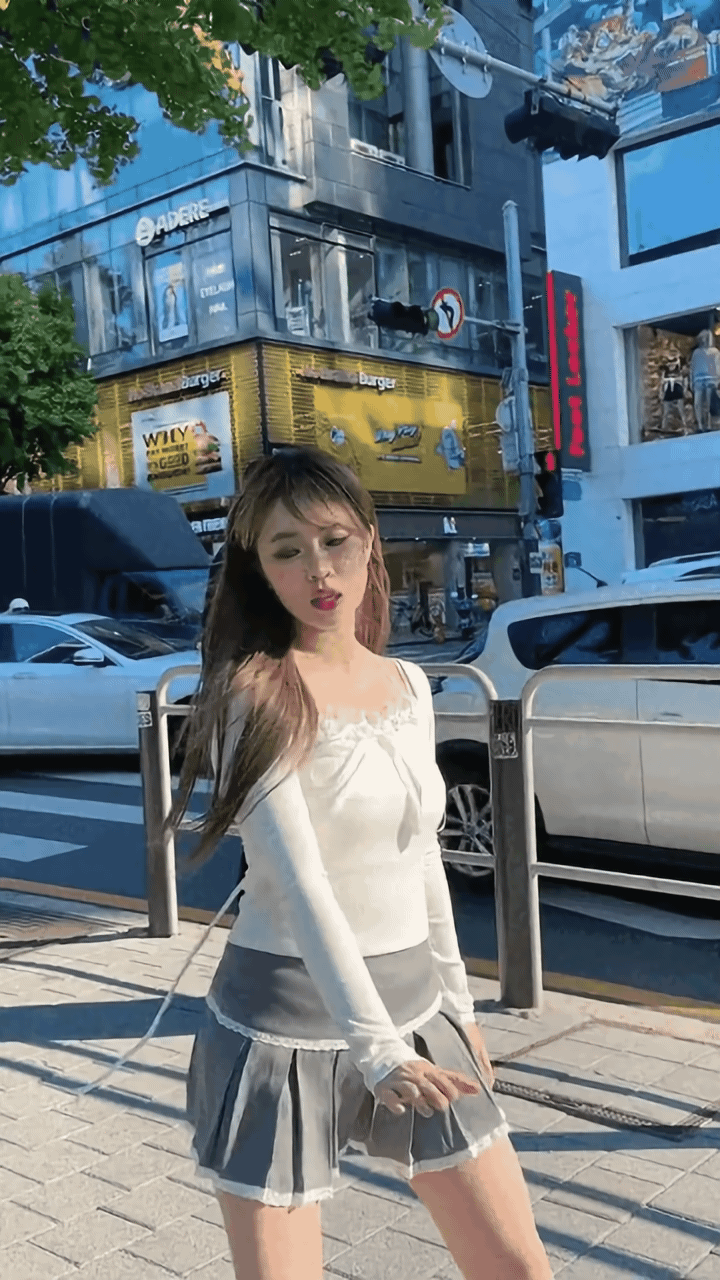Thời gian gần đây, ngoài việc livestreamer, Misthy khiến cộng đồng mạng được dịp xôn xao khi thường xuyên đăng tải loạt video lắc hông gợi cảm.