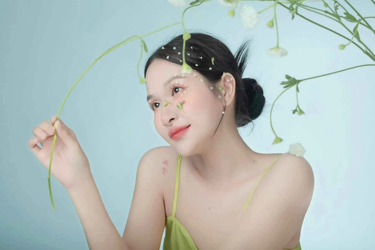 Nhan sắc chuẩn Hoa hậu của vợ tiền vệ CLB "phố núi" HAGL