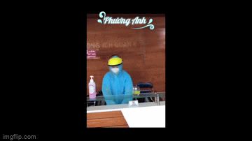 Phương Anh đã không để cuộc sống của mình trôi qua là những ngày buồn tẻ. Thay vì ở nhà chờ dịch qua, cô bạn đăng ký làm tình nguyện viên và bắt đầu những tuần dài miệt mài, hăng say với công tác của mình.