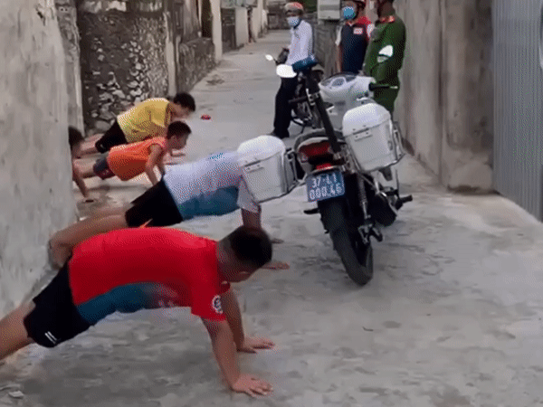 Mới đây, trong lúc tuần tra các cán bộ công an Quỳnh Lưu bắt quả tang 6 đối tượng nhí vi phạm việc giãn cách xã hội, không đeo khẩu trang để đi đá bóng và họ có cách xử trí cực độc đáo.